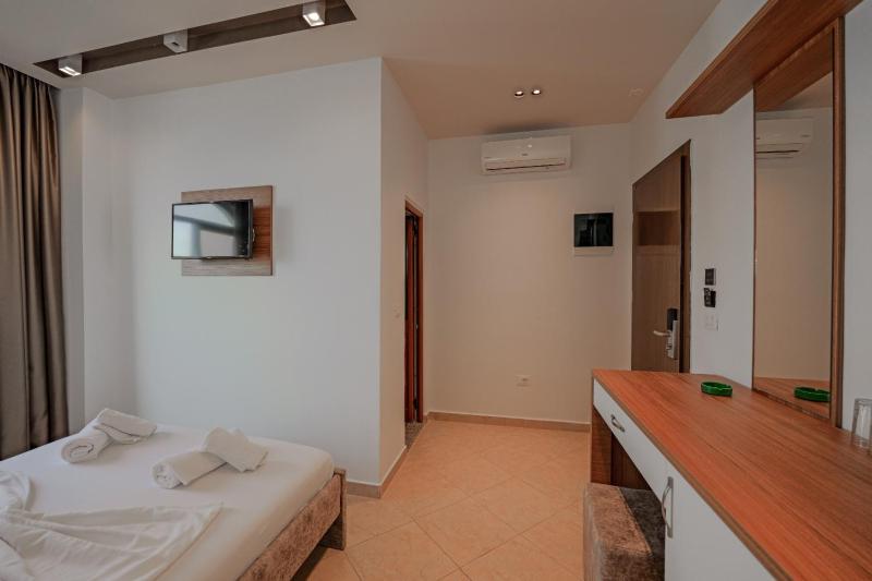 Studio with Balcony image 4