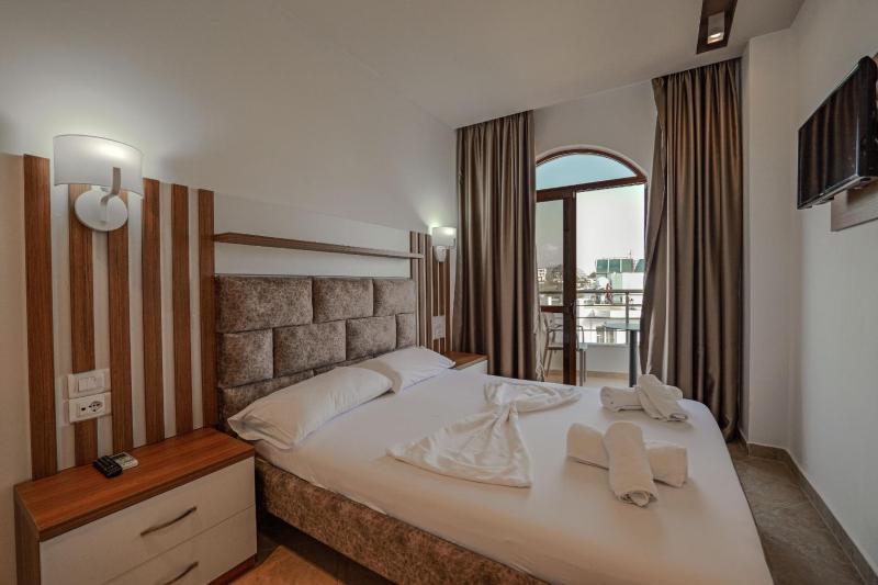 Studio with Balcony image 1