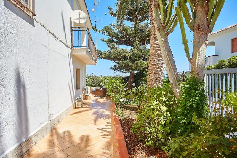 Villa Azzurra a pochi passi dal mare - image 4