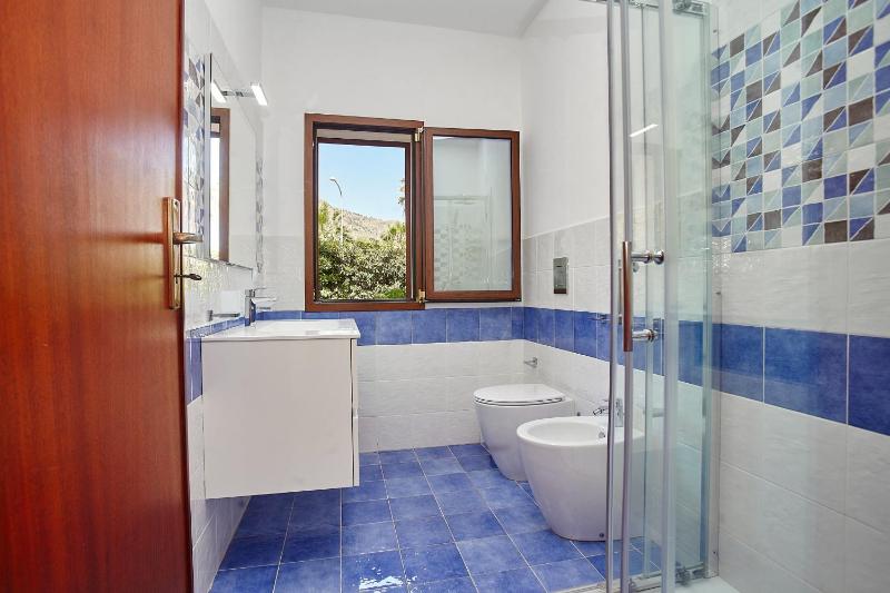 Villa Azzurra a pochi passi dal mare - image 13