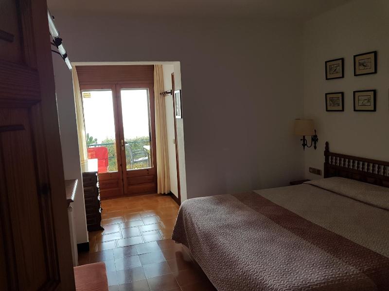 Double/Twin Room with Sea View image 3