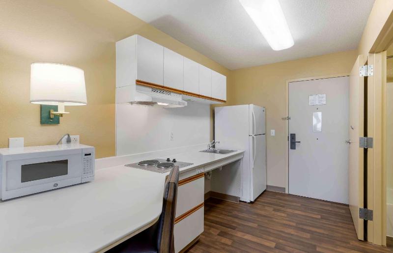 Deluxe Studio with 1 King Bed - Disability Access - Non-Smoking image 4