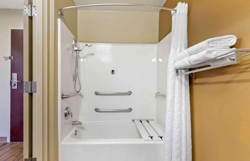 Deluxe Studio with 1 King Bed - Disability Access - Non-Smoking image 3