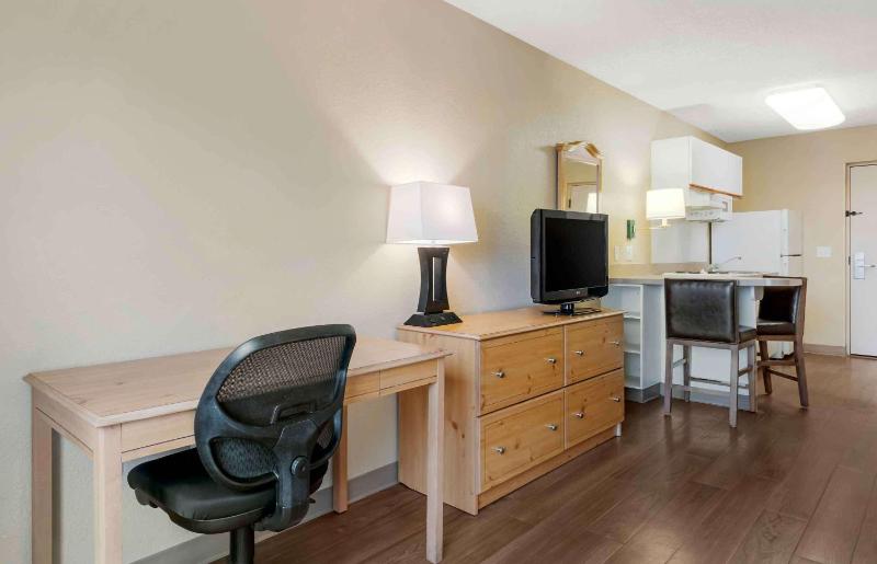 Studio with 2 Queen Beds - Non-Smoking image 4