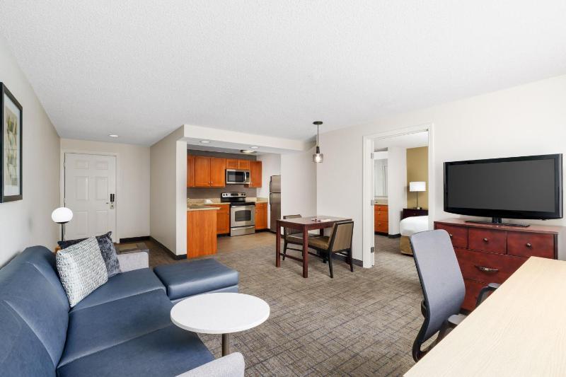 One-Bedroom King Suite with Sofa Bed image 4