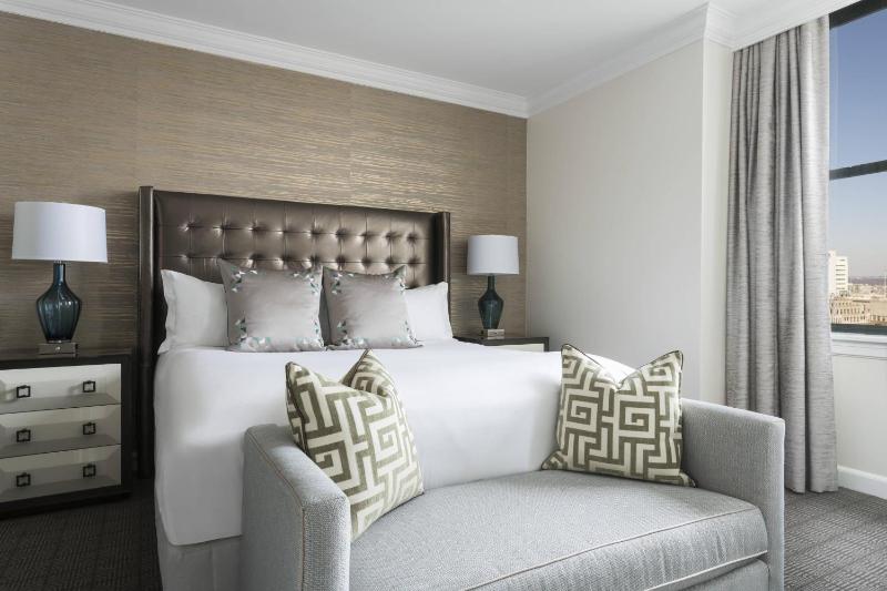Suite, Club Lounge access, 1 Bedroom Suite, 1 King, Sofa Bed, City Hall view image 3