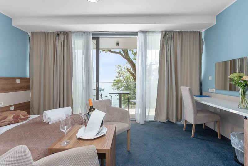 Deluxe Double or Twin Room with Sea View image 3