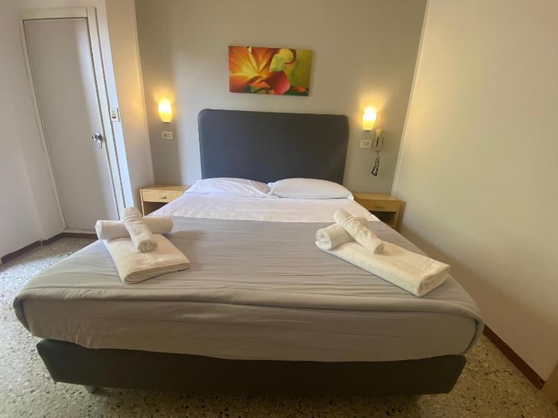 Double Room with Balcony image 3