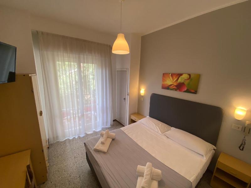 Double Room with Balcony image 2