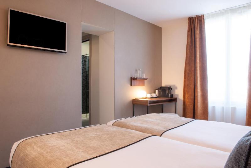 Double or Twin Room with Courtyard View image 3