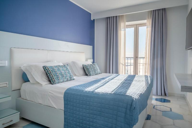 Superior Family Room with Partial Sea View image 2