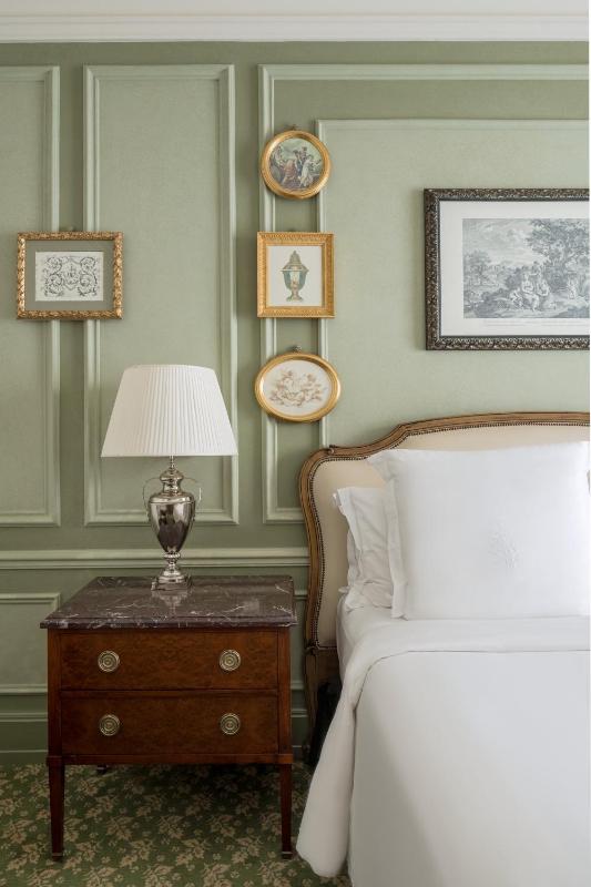 Superior King Room image 3