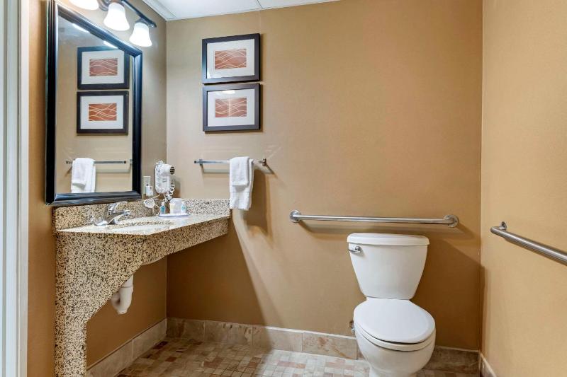 Queen Room with Roll-In Shower - Accessible/Non-Smoking image 2