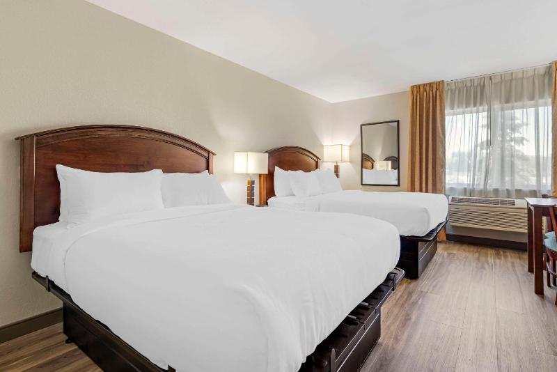 Queen Room with Two Queen Beds - Non-Smoking image 4