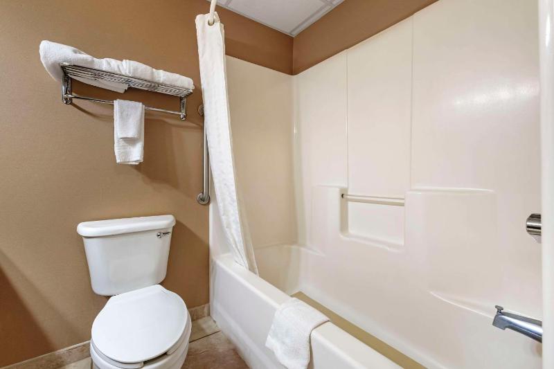Queen Suite - Non-Smoking image 2