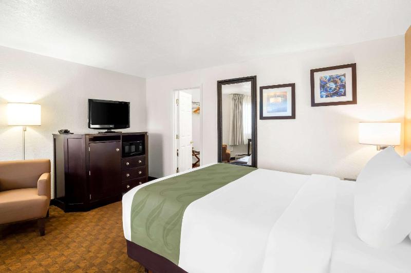 Queen Room - Non-Smoking image 3
