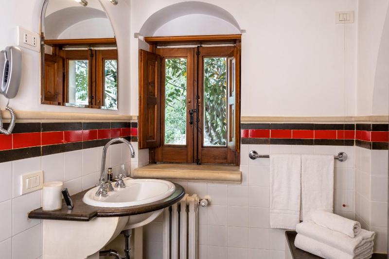 Superior Triple Room image 3