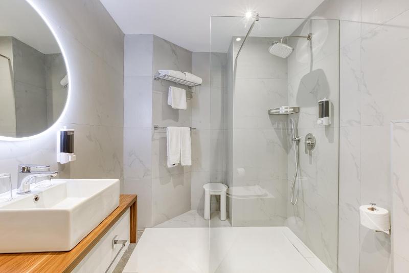 Economy Twin Room image 2