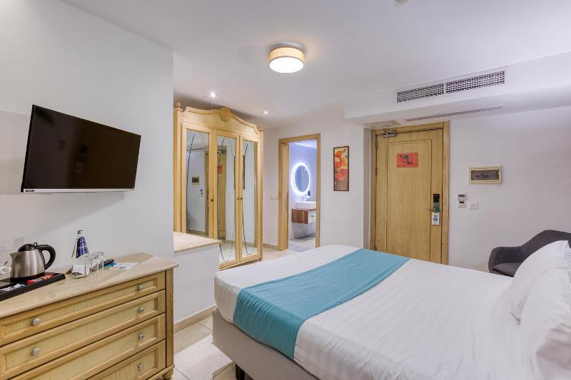 Economy Twin Room image 4