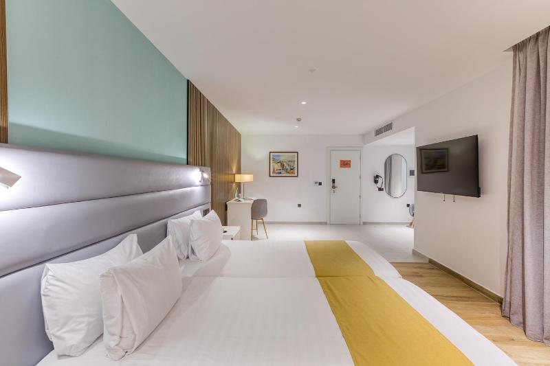 Economy Twin Room image 3