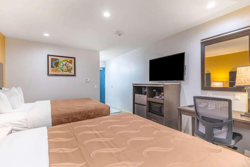 Queen Room with Two Queen Beds - Non-Smoking image 4