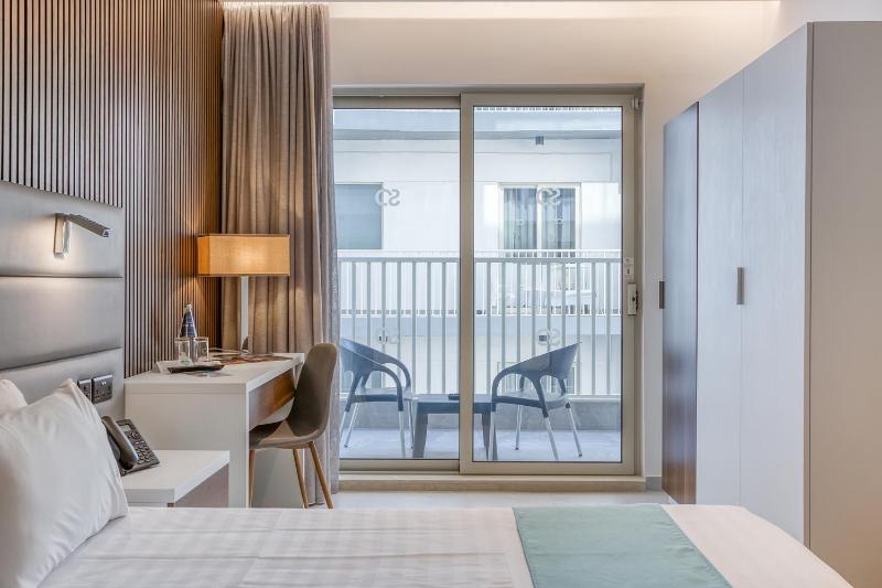 Standard Twin Room with Balcony image 3