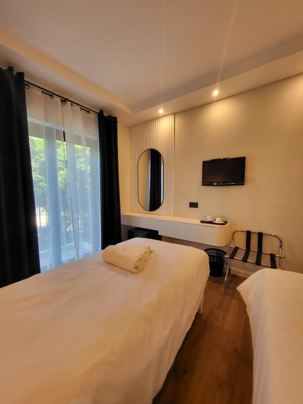 Double or Twin Room with Partial Sea View image 2