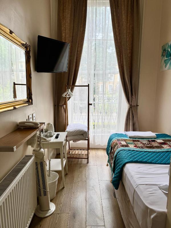 Triple Room with Balcony image 1