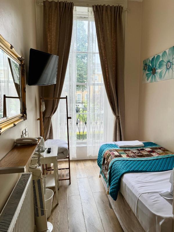 Triple Room with Balcony image 4