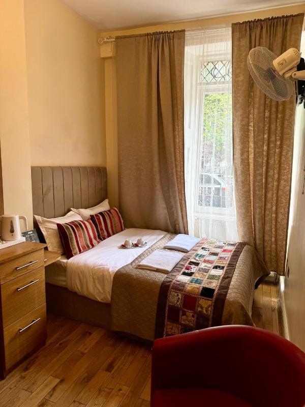 Double Room image 4