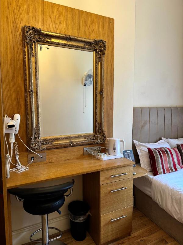 Double Room image 3