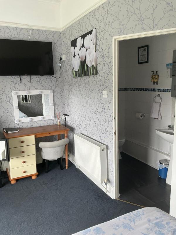 Twin Room with Shower image 4