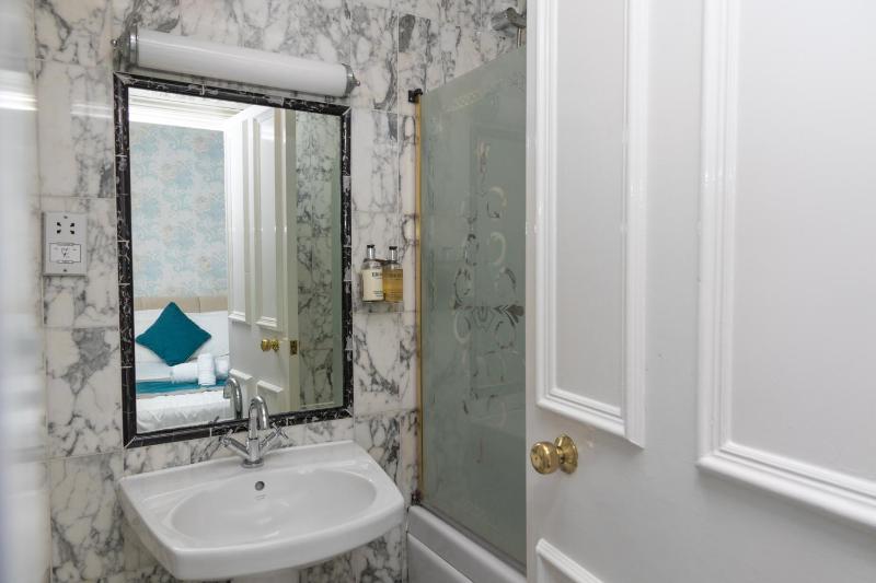Budget Double Room image 3