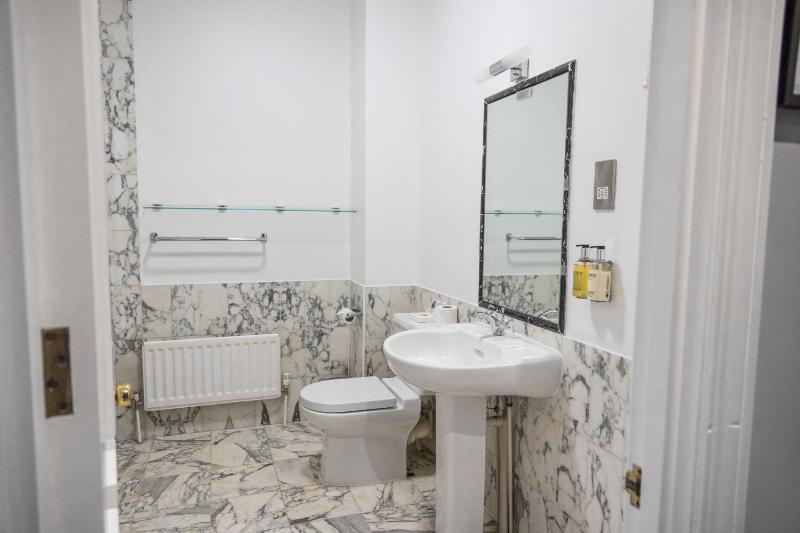 Deluxe Double or Twin Room image 3