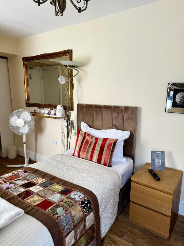 Twin Room image 3