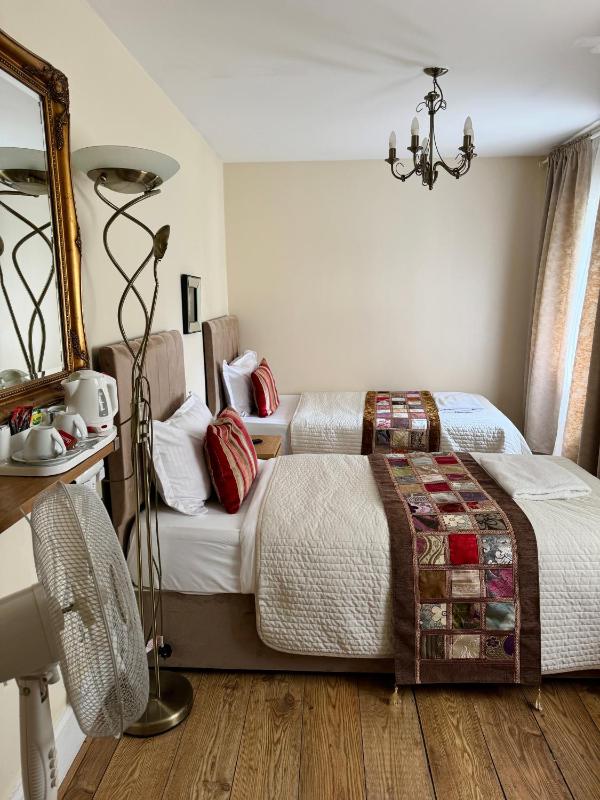 Twin Room image 2