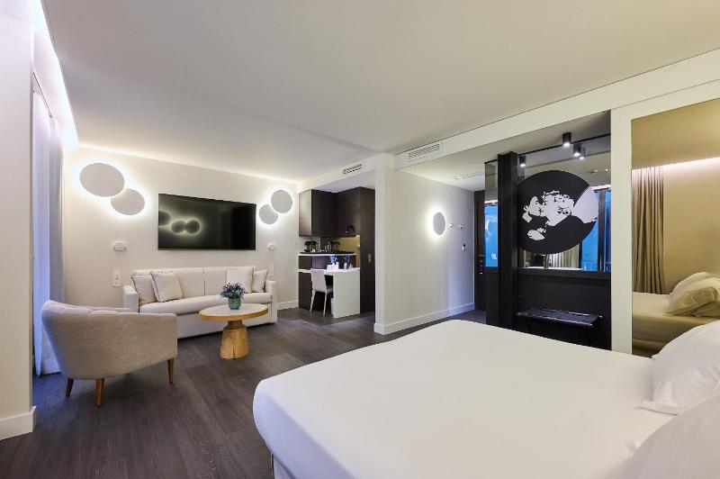 Superior Triple Room image 1