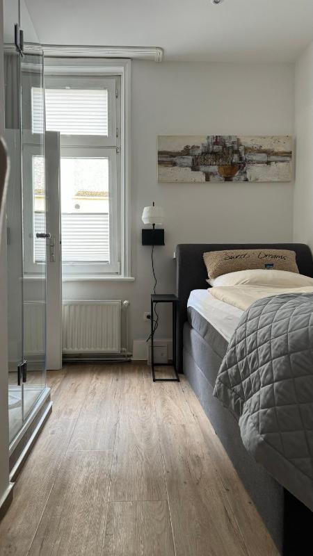 Single Room image 3