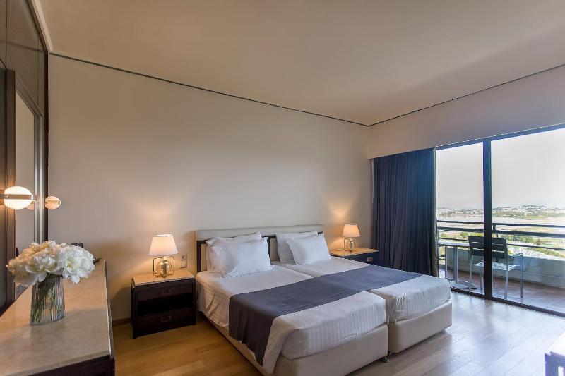 Twin Room with Lake View image 3
