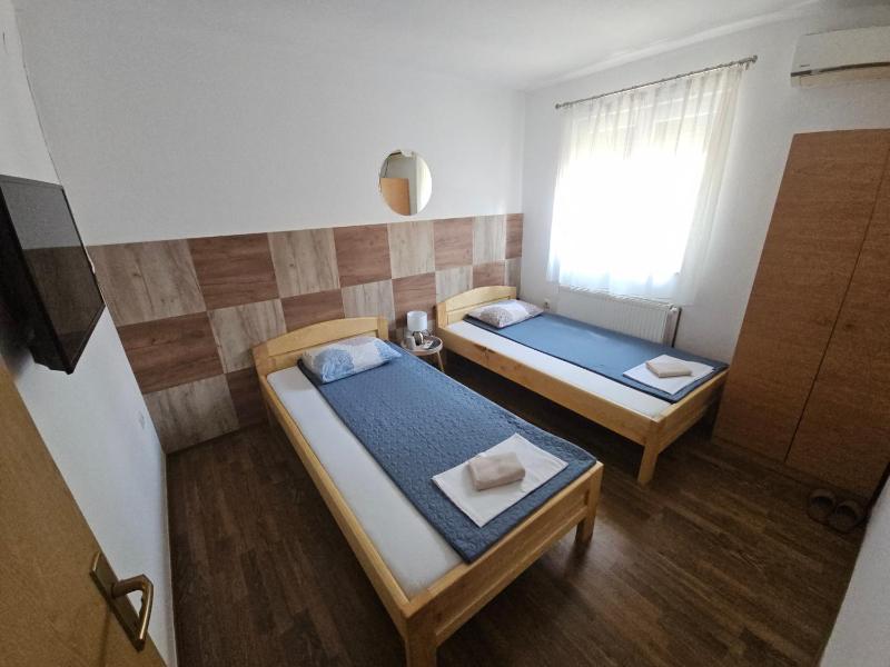 Twin Room image 4