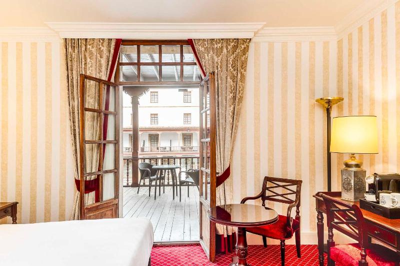 Premium Room with Terrace and views of the Patio de la Reina image 2