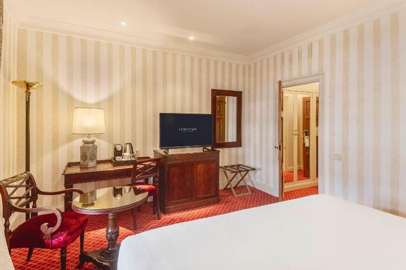 Deluxe Double or Twin Room image 4