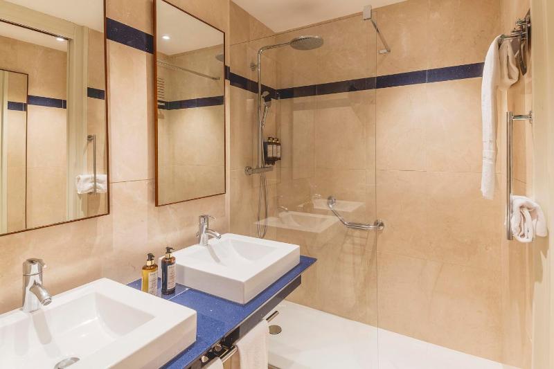 Deluxe Double or Twin Room image 1