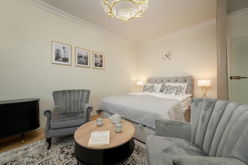 Przestronne Studio Blisko Starego Miasta by Noclegi Renters - image 4