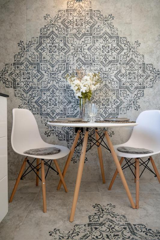 Przestronne Studio Blisko Starego Miasta by Noclegi Renters - image 12