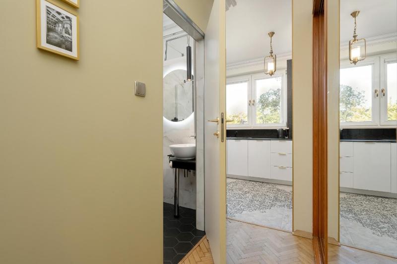 Przestronne Studio Blisko Starego Miasta by Noclegi Renters - image 19