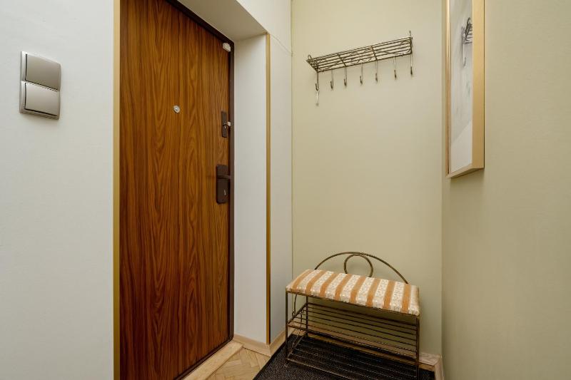 Przestronne Studio Blisko Starego Miasta by Noclegi Renters - image 2