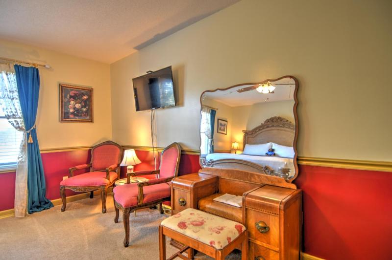 Queen Room image 3