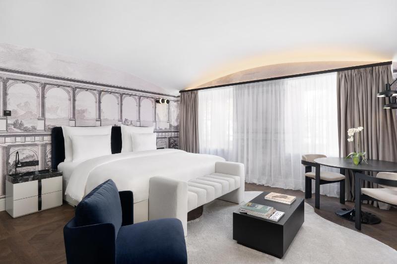 Deluxe Double or Twin Room image 3