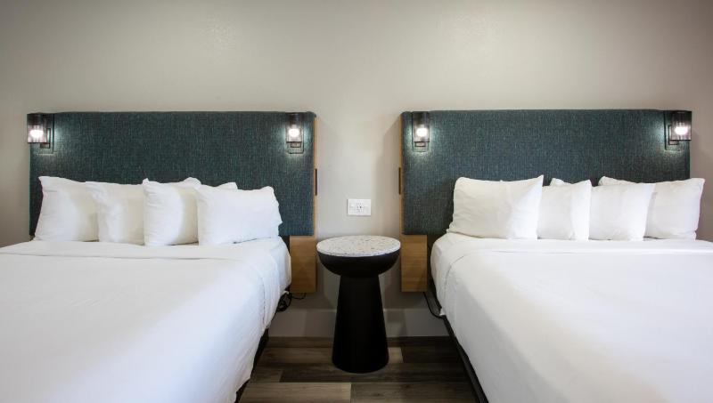 Queen Room with Two Queen Beds - Non-Smoking image 4